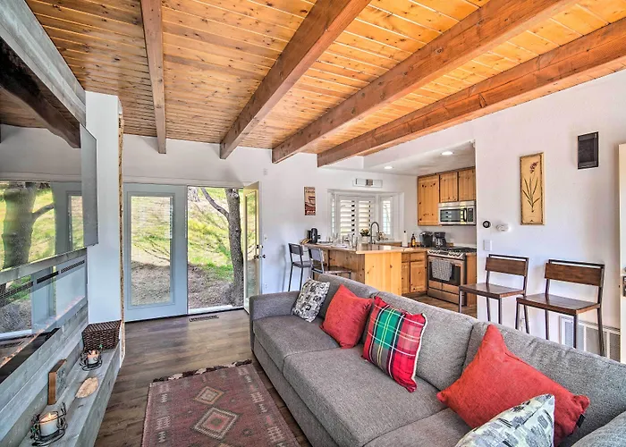 Crestline Cabin W/ Deck: 1 Mi To Lake Gregory